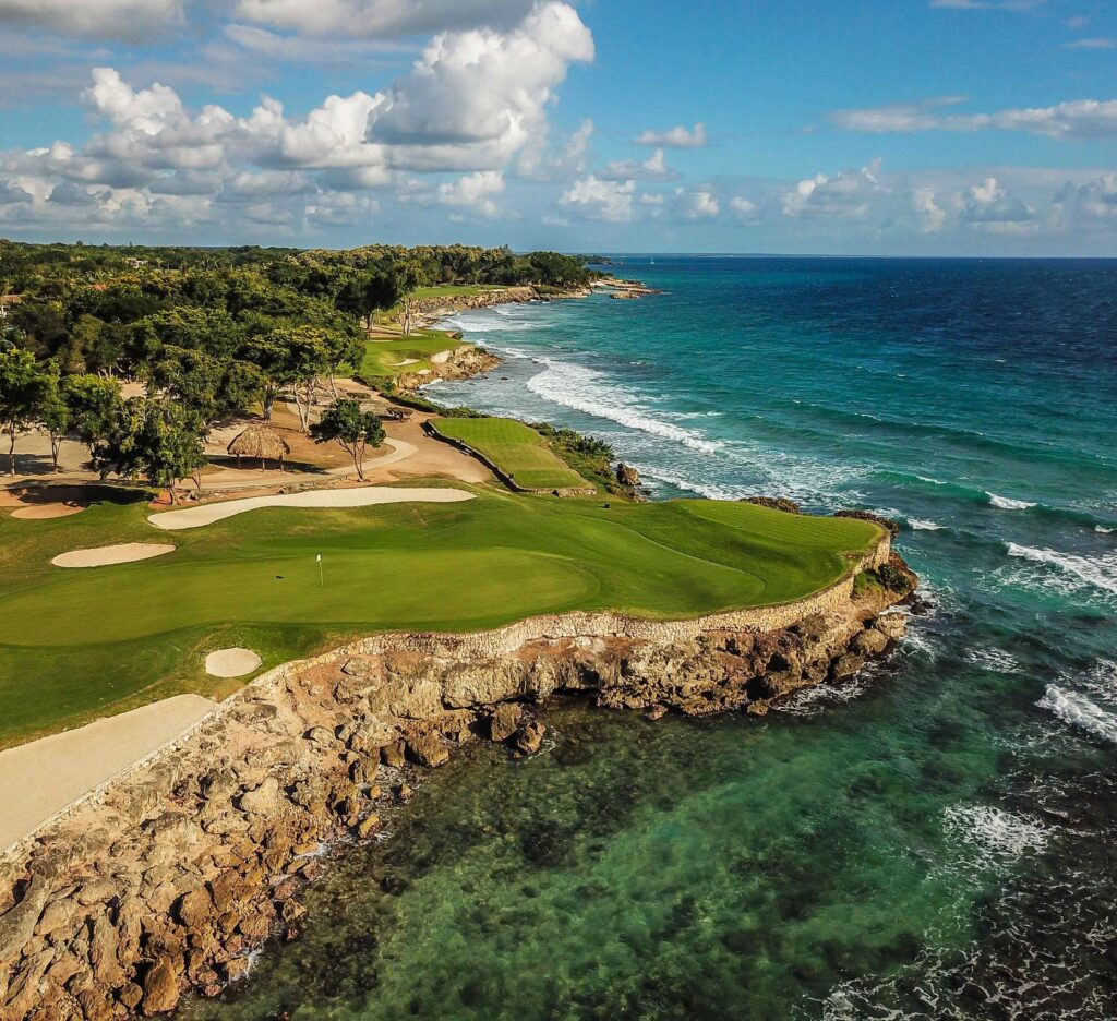 ongolf-golfmatkat-dominikaaninen-casa-de-campo-Golf_ Teeth of the Dog Hole 15 copia