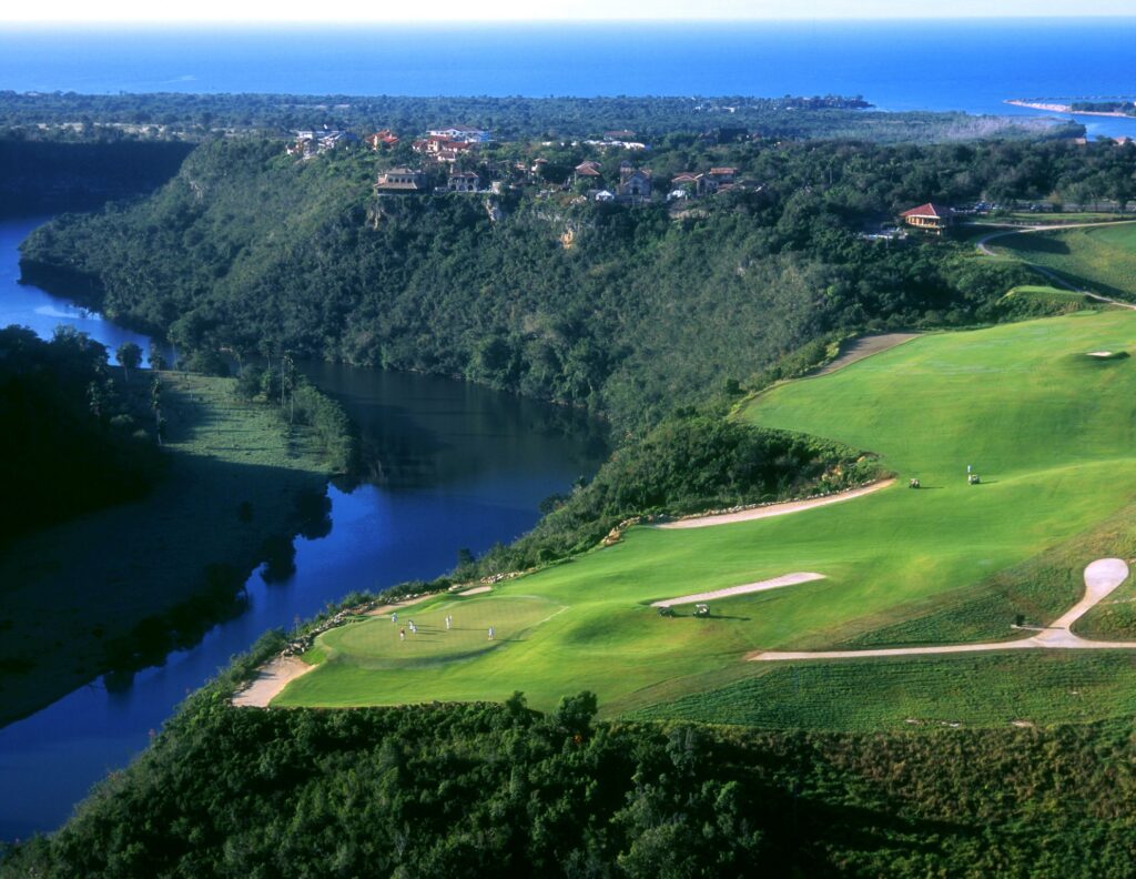 ongolf-golfmatkat-dominikaaninen-casa-de-campo-Hole1DyeFore copia